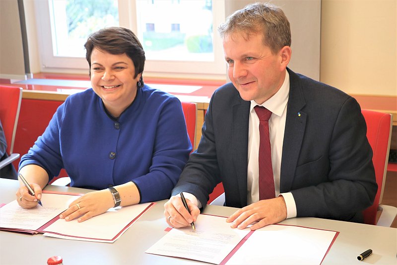 Ministerin Drese und Schwerins OB Rico Badenschier unterzeichneten heute eine Zielvereinbarung für die „Task Force Jugend und Soziales“.