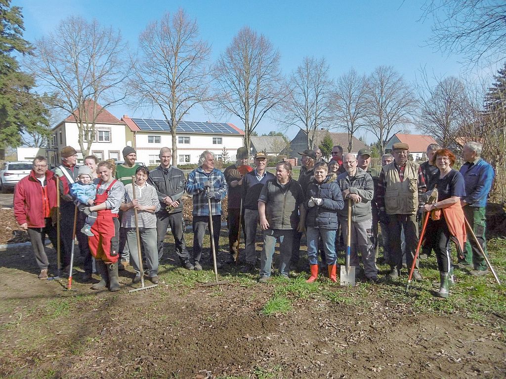Viele Menschen engagieren sich in Ziegendorf beim Projekt „Wasser für die Streuobstwiese“. Foto: Bodo Grewe