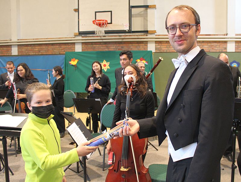 Conner Kasten aus der 4. Klasse bedankt sich beim Dirigenten Andreas Schulz mit einer aktuellen Schülerzeitung. Foto: André Farin
