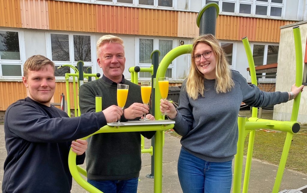 Schülersprecherin Jennifer Thurow, Schulleiter André Farin und Felix Reuter (v. r. n. l.) freuen sich über den neuen Fitnessparcours. Foto: Martina Zabel