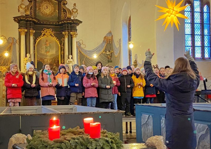 Gingster Grundschüler trafen sich am letzten Schultag vor den Weihnachtsferien zum Adventssingen in der Sankt-Jakob-Kirche ihres Schulortes. Foto: Martina Zabel