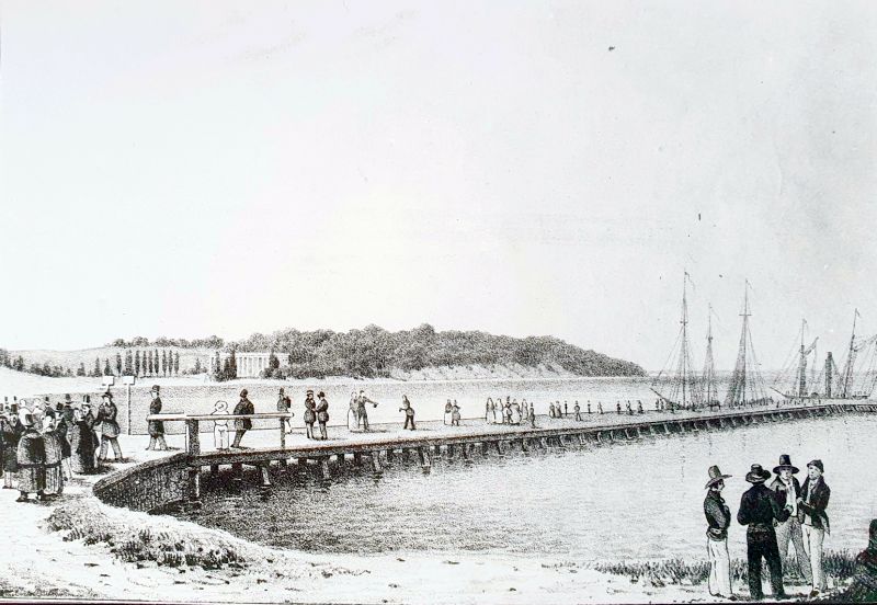 Die historische Ansicht aus den 1830er Jahren zeigt das Badehaus Goor und die fürstliche Landungsbrücke in Lauterbach. Repro: André Farin