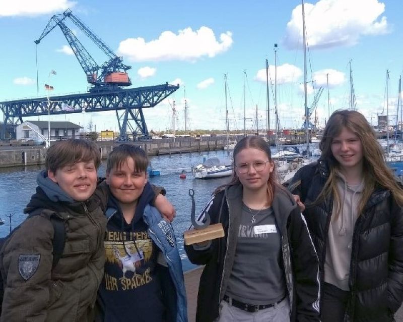 Die jungen Redakteure Bruno Bengard, Cedric Balkow, Lotta Oppermann und Jonna Müller (v. l. n. r.) von der „Gingster Welle“ mit der Siegertrophäe im Rostocker Stadthafen. Foto: privat