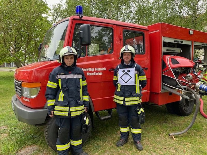 Lucas Ziech und Gedeon Thunhorst sind begeisterte Feuerwehrmänner. Sie beschäftigten sich in ihren Hausarbeiten mit Alltag und Aufgaben der Lebensretter. Foto: Martina Zabel