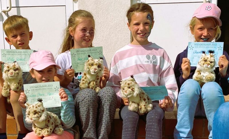 Das sind die neuen Luchspaten in Deutschland. Zusammen mit ihren Gingster Mitschülern sammelten sie Spendengelder für die bedrohten Wildtiere. Foto: Martina Zabel