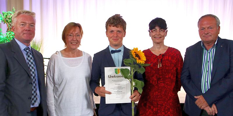 Laurin Fischer (Bildmitte) bekommt den Holger-Kliewe-Preis 2023 und erste Glückwünsche von Holger Kliewe, Heide Saathoff, Gerlinde Bieker und Schulleiter André Farin (v. r. n. l.)Foto: Lisa Wurzler