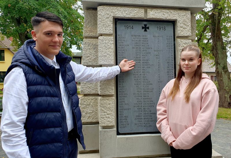  Jette Hornfeldt (rechts) und Oskar Bäder sprachen am Gingster Kriegerdenkmal über ein Opfer des 1. Weltkrieges. Foto: privat