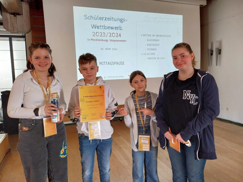 Stolze Zeitungsmacher in Wismar (v. l. n. r.) Clara Pechoel, Anton Wiedbusch, Mira-Jette Rienow und Rieke Groß. Foto: Anne Budzinski