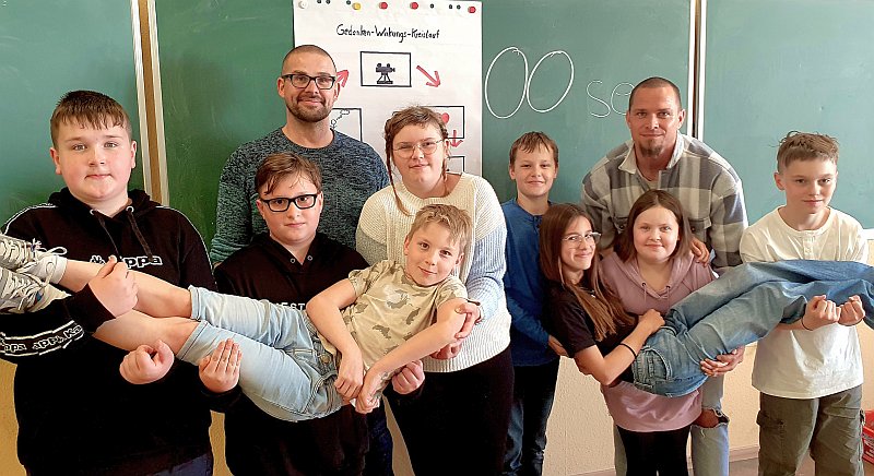 Starke Schüler aus Gingst. Marisa Möller und Lian Redemann (links liegend) lassen sich von ihren Mitschülern vertrauensvoll tragen. Christian Ruback (3.v.l.) und Frank Brückner (2.v.r.) sind stolz auf die Workshop-Teilnehmer. Foto: André Farin