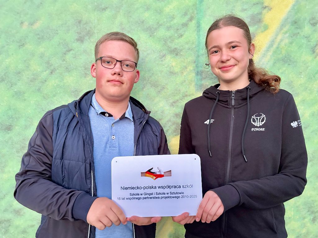 Eine Plakette für Partner. Henning Dragorius überreicht Helena Zielazinska die Erinnerungstafel aus der Gingster Schule. Foto: Martina Zabel