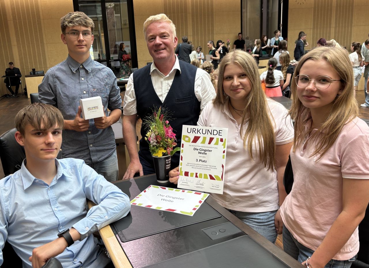 Erfolgreiche Zeitungsmacher aus Gingst: Lotta Oppermann, Maja Janz, André Farin, Dean Redemann und Niklas Rienow (v. l. n. r.) bei der Preisverleihung im Deutschen Bundesrat. Foto: Martina Zabel