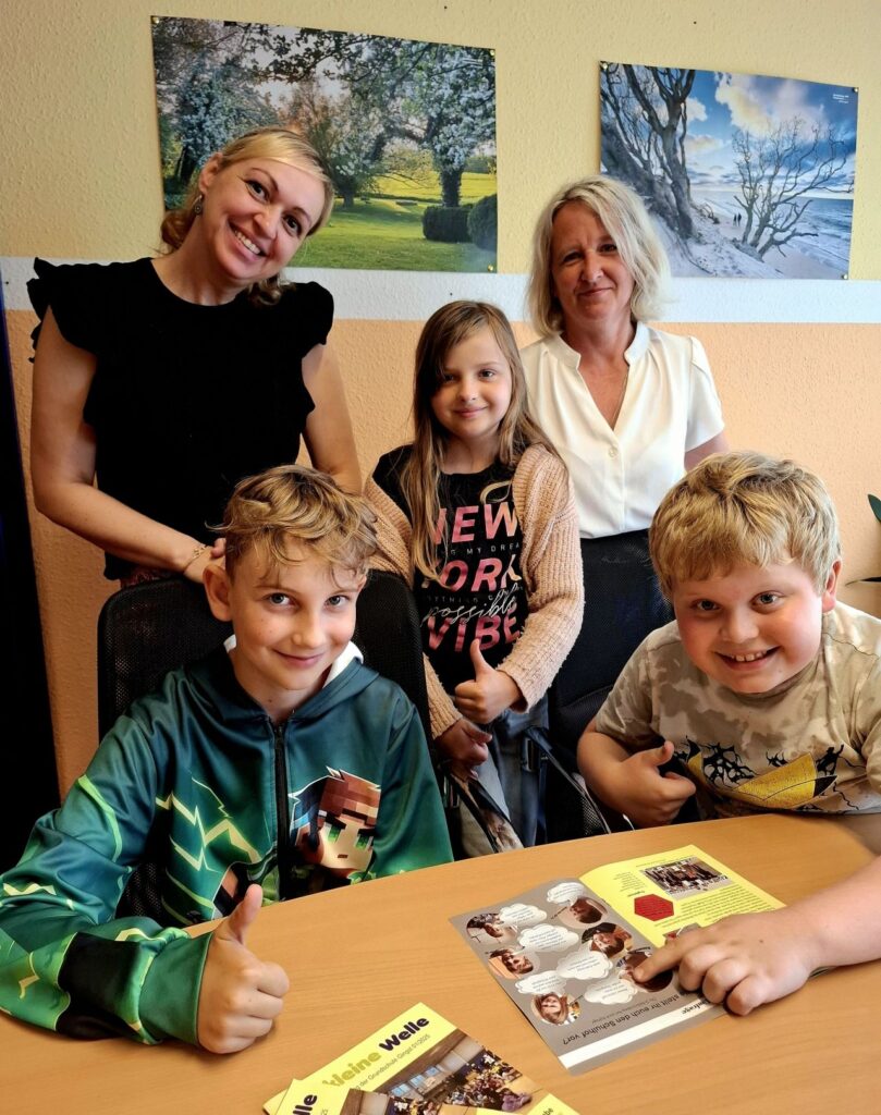 Cornelia Eigler im Gespräch mit den Redakteuren der „Kleinen Welle“ Klaas Auerswald, Friederike und Elias Westphal sowie Scout Hermerschmidt. (v. l. n. r.). Foto: André Farin