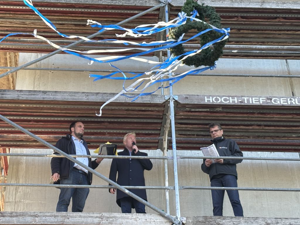 Polier Axel Bersekow (rechts) hält den zünftigen Richtspruch in Anwesenheit von Bürgermeister Nico Last und Schulleiter André Farin (v. l. n. r.) Foto: Martina Zabel