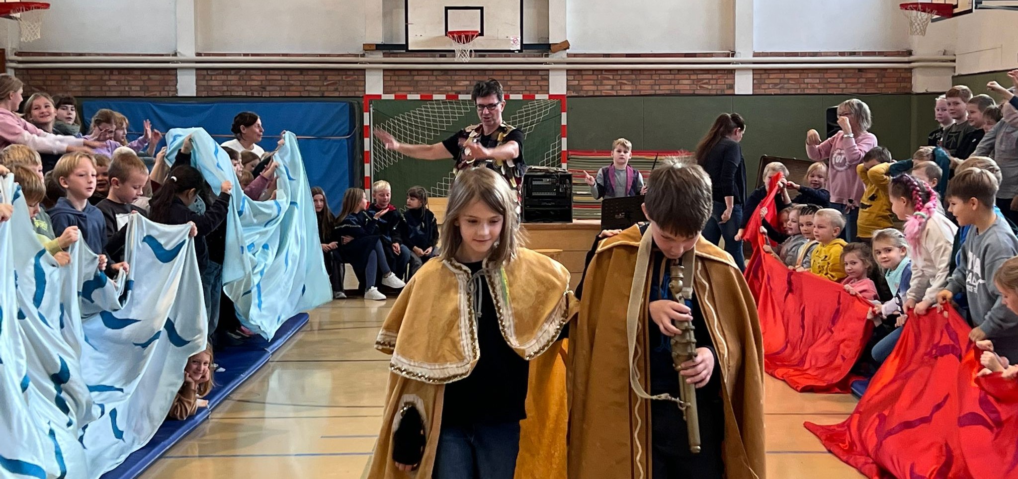 Marten Briesemeister als Tamino (rechts) und Ida Andreas als Tamina bestehen die Wasser- und Feuer-Prüfung in der Opernhalle Gingst. Foto: Nicole Hoppe