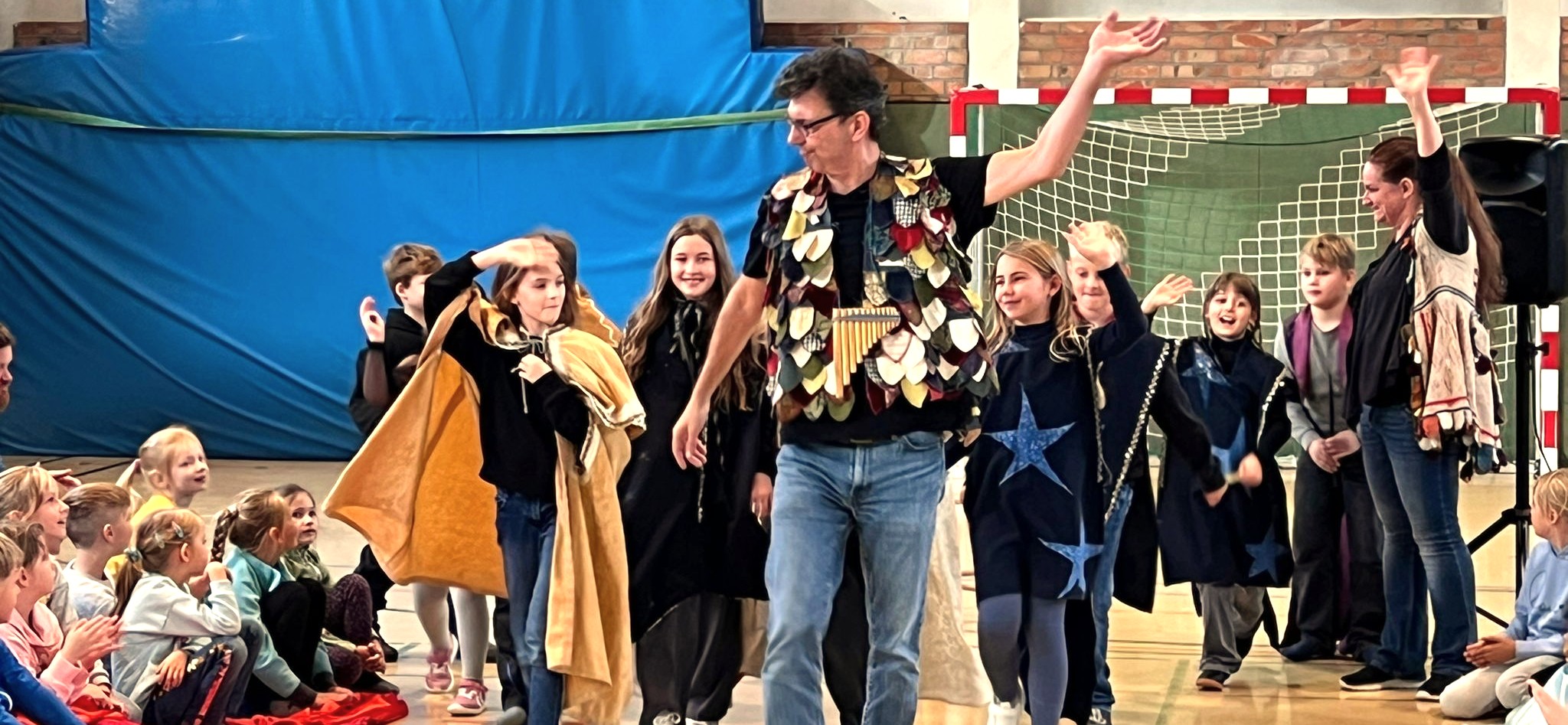 Der Wiener Opernsänger Gregor Braun (Bildmitte) moderiert die Schlussszene der Gingster „Zauberflöte“. Foto: Nicole Hoppe