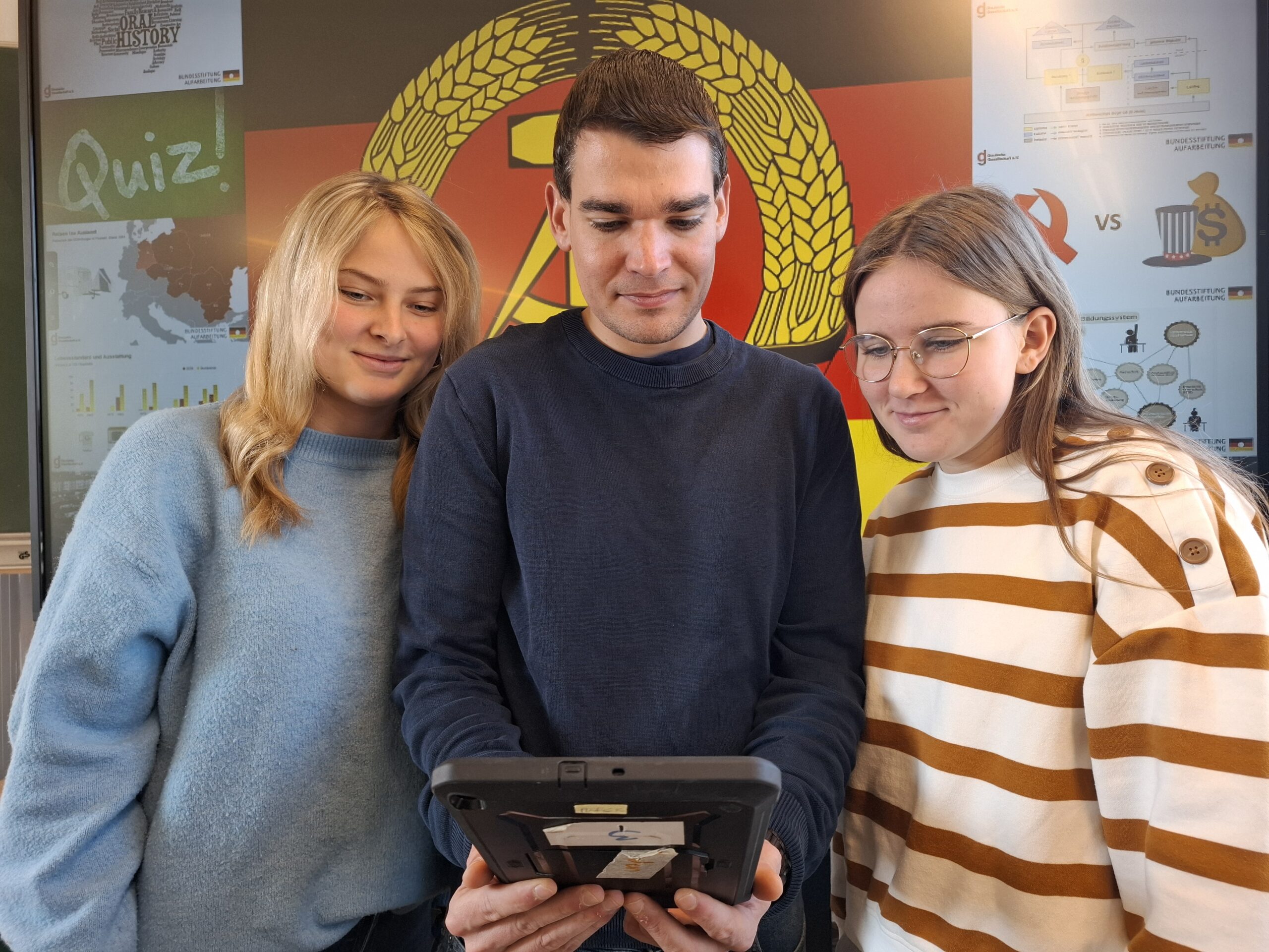 Modere Medien helfen Emilia Friedrich, Dr. Marius Kleinknecht und Amelie Zibell (v. l. n. r.) bei der DDR-Spurensuche in Gingst. Foto: A. Farin