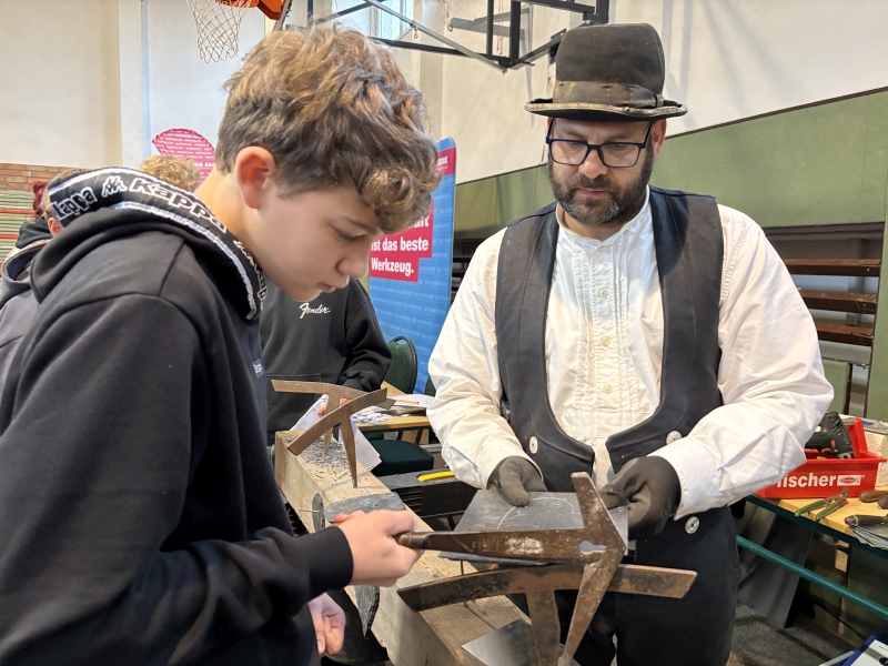 Dachdeckermeister Christian Stöhr aus Binz im handwerklichen Gespräch mit Emil Nehls (links). Foto: Martina Zabel