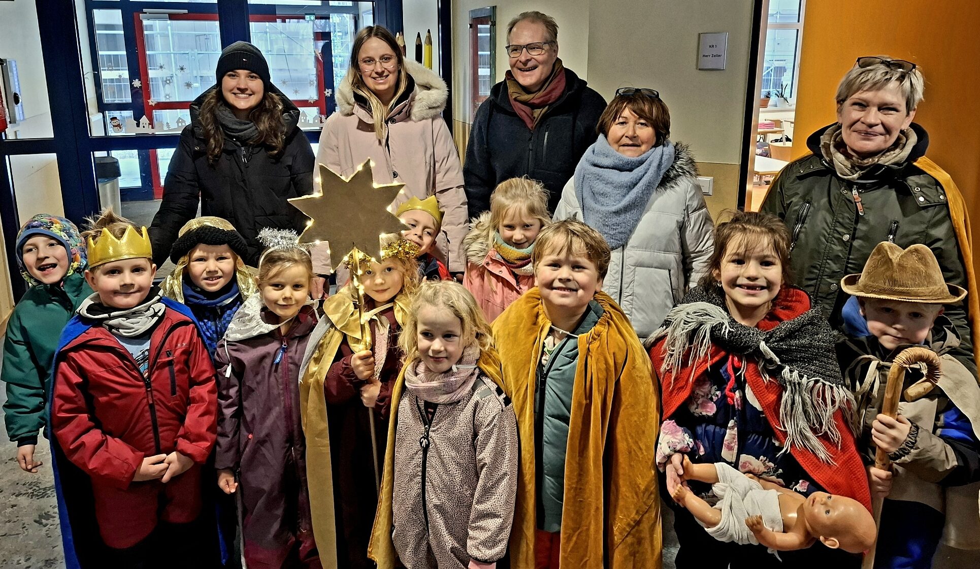 Die Sternsänger besuchten unter der Regie von Pastor Joachim Gerber die Gingster Grundschule. Foto: A. Farin