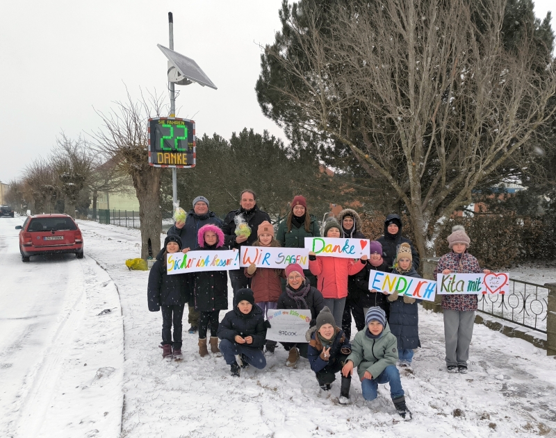 Gingster Kindergartenkinder, ihre Erzieherinnen und Förderer weihten die neue Geschwindigkeitstafeln ein. Foto: privat