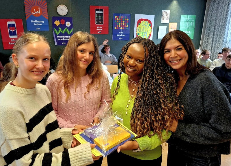  Autorin Mirrianne Mahn (2.v.r.) mit den Klassensprecherinnen Frida Fritzsche und Elise Ganzlin sowie ihrer Englischlehrerin Rascha El Sheakh (v.l.n.r.) Foto: A. Farin