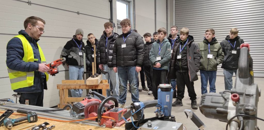 Bildtext: Werkzeugkunde in Marlow. Gingster Schüler besichtigten das Bauunternehmen ScanHaus, in dem gut 500 Mitarbeiter beschäftigt sind. Foto: Marc Burmeister