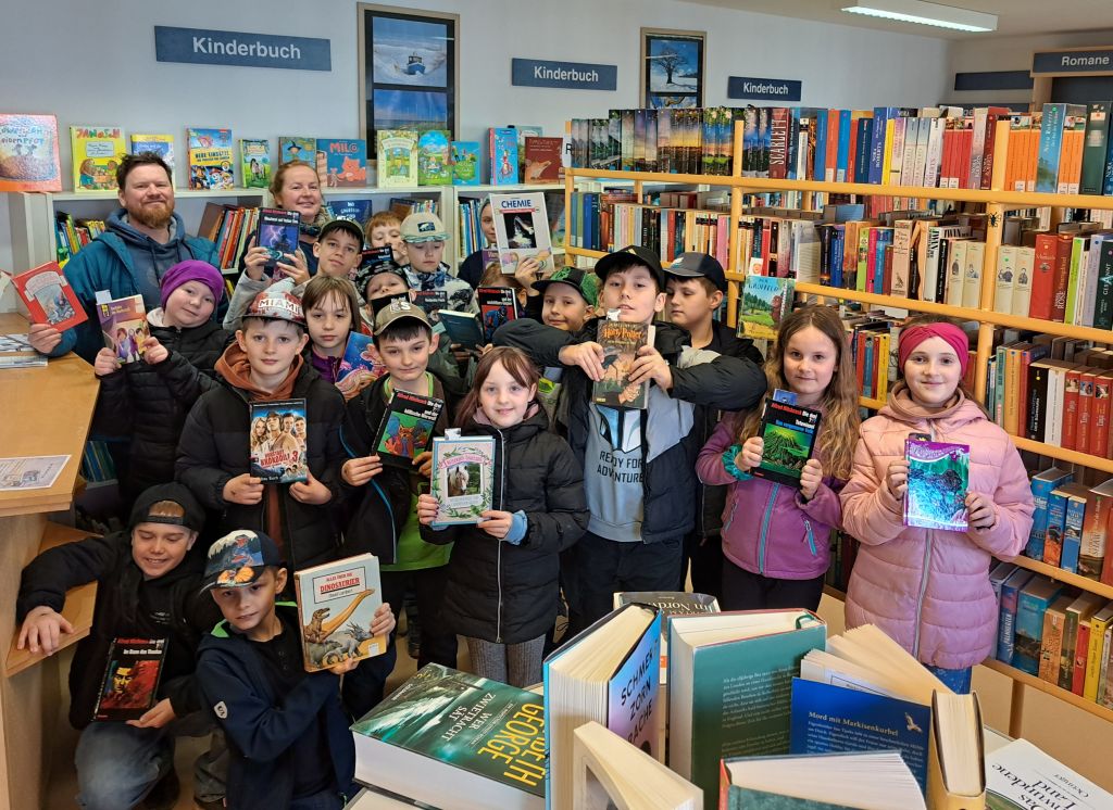 Gingster Grundschüler erkunden mit ihrem Klassenlehrer Clemens Oppermann und Bibliotheksleiterin Maren Kerfack das Haus der vielen Bücher. Foto: privat