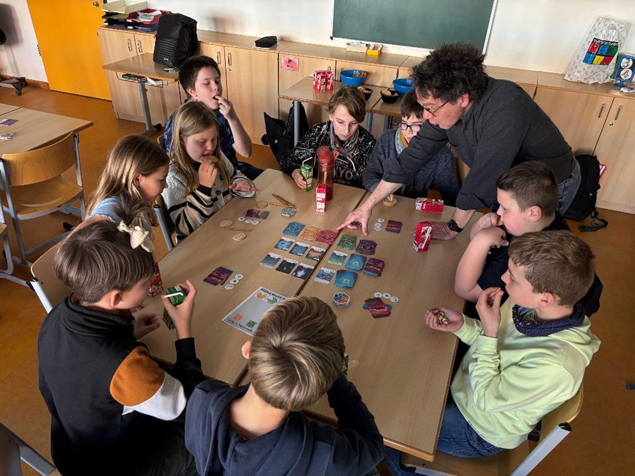  Ostseerettung im Klassenraum. Wissenschaftler Kai Hoppe (rechts) simuliert spielerisch biologische Prozesse mit Grundschülern aus Gingst. Foto: privat