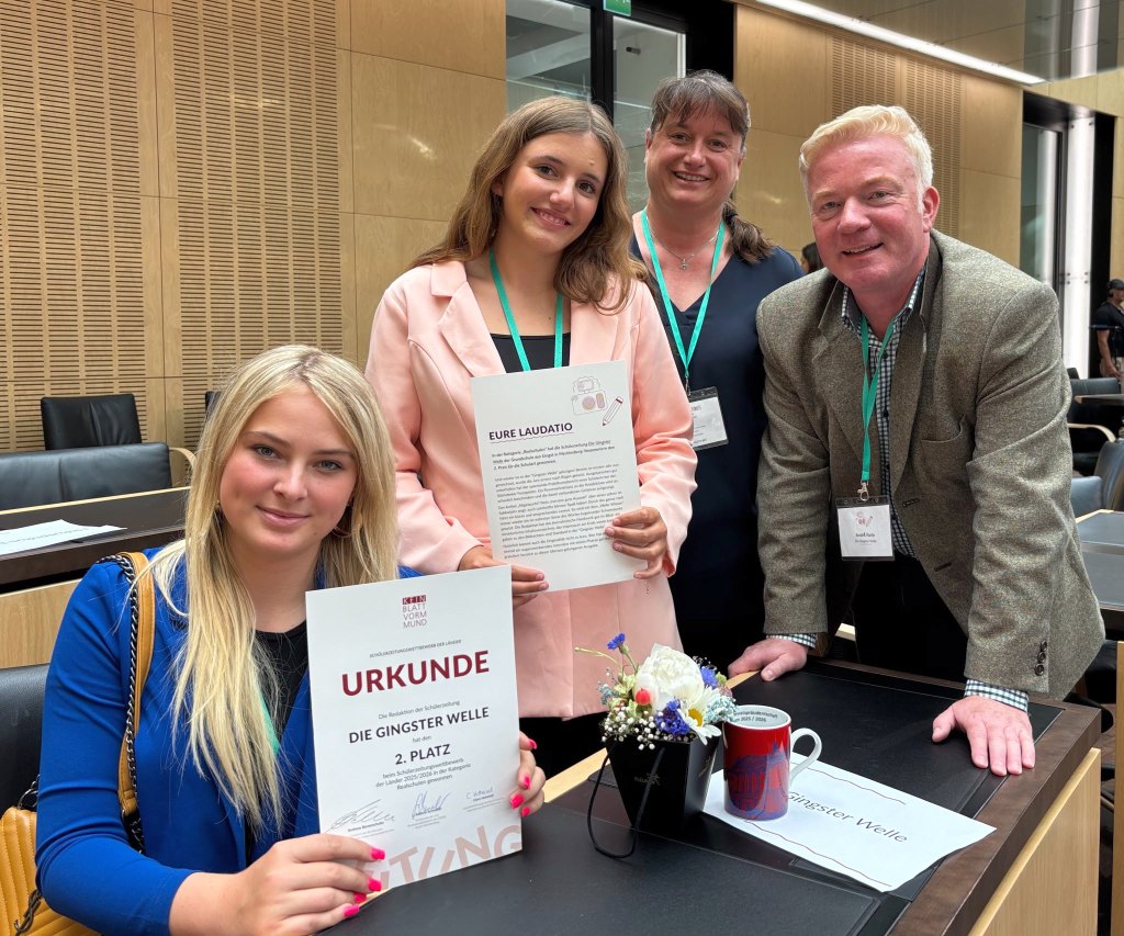 Freudestrahlen im Bundesrat. Emilia Friedrich, Elise Ganzlin, Martina Zabel und André Farin (v. l. n. r.) freuen sich über den 2. Platz im Bundesvergleich. Foto: privat