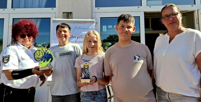 Mandy Jeschkeit (rechts) überreicht den Pokal für die Radprofis an Moritz Kalendruschat, Thea Hesemann, Karl Jähn und Kathrin Böttcher (v. l. n. r.). Foto: A. Farin