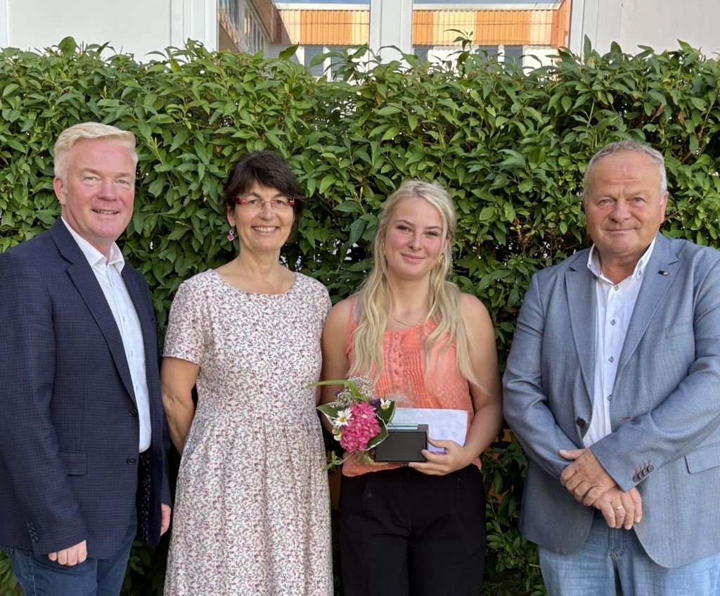 Emilia Friedrich (Bildmitte) bekommt den Holger-Kliewe-Preis 2026 und erste Glückwünsche von Holger Kliewe, Heide Saathoff und André Farin (v. r. n. l.) Foto: Martina Zabel