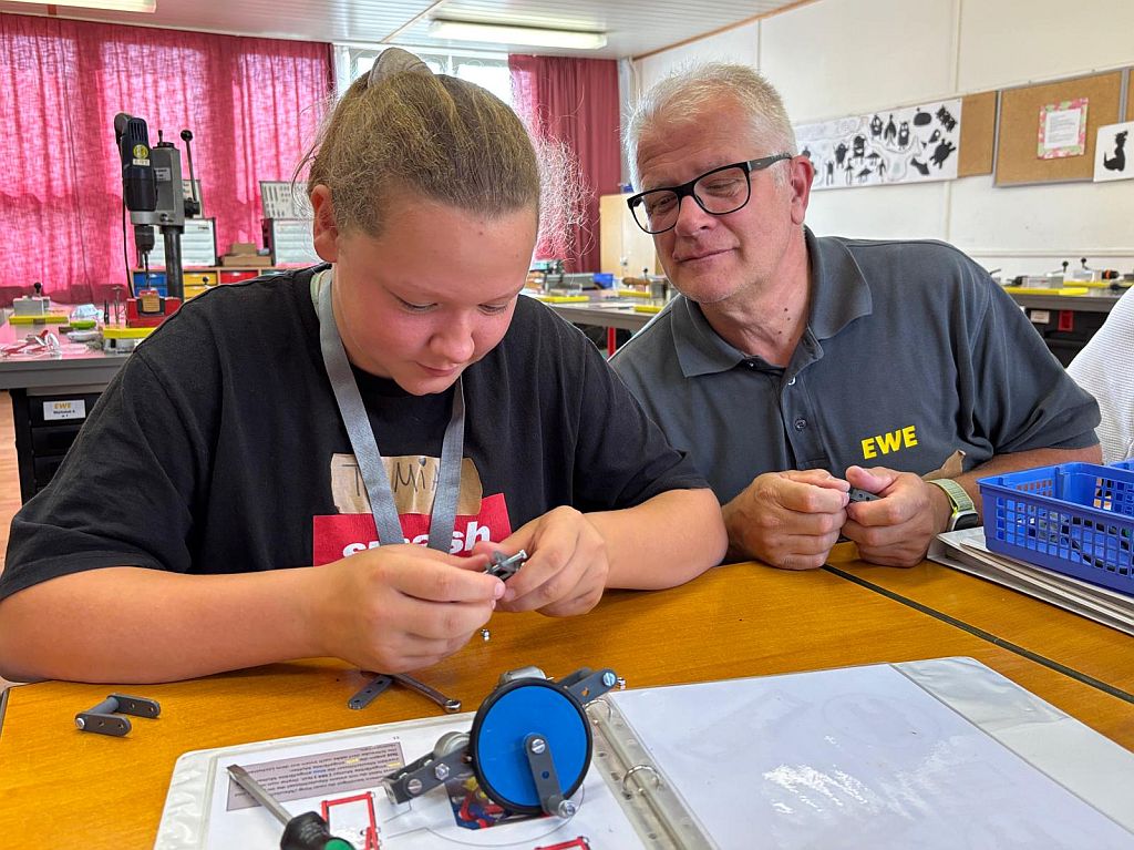 Tamia Manfraß (links) und Axel Warnke in der mobilen Technik-Energie-Werkstatt. Foto: Martina Zabel