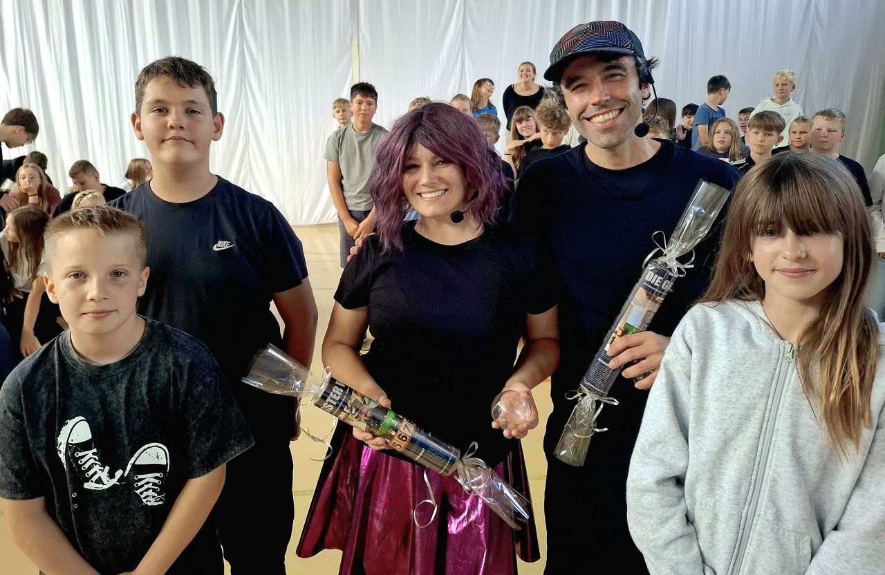 Nadine Pirchi und Simon Altmann vom Präventionstheater Terraraum (Bildmitte) mit den Klassensprechern aus den drei 6. Klassen der Schule Gingst. Foto: André Farin