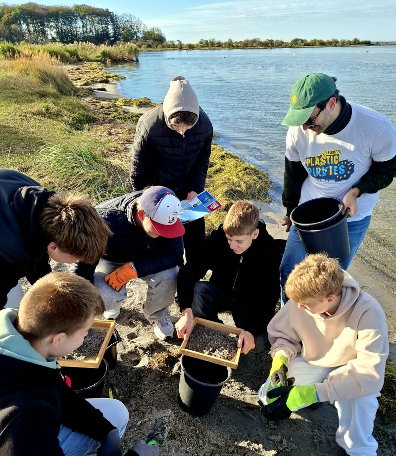 Janto Schönberg (rechts) von den Plastikpiraten mit der Jungengruppe, die Proben am Spülsaum des Schaproder Strandes nimmt und analysiert. Foto: privat
